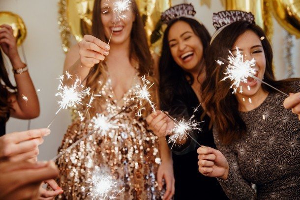 Новогодний образ 2021 для полных женщин: 7 стильных вариантов